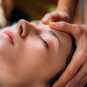 ayurvédikus arc- és fejmasszázs