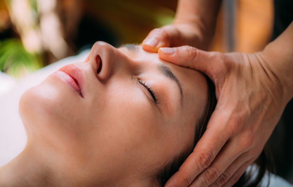 ayurvédikus arc- és fejmasszázs